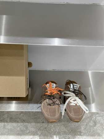 Miumiu X New Balance 联名款nb运动鞋 Miu Miu 缪缪大秀上爆出的这双与new Balance 新百伦联名款运动 球鞋 后全球各大代购 - 点击图像关闭