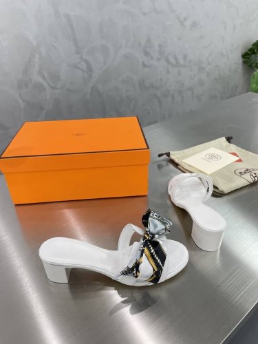 爱马仕 HerméS 经典 工 字拖 高品 方跟 款式经典 简约 此款主要对比的就是工艺 品质 爱马仕 HerméS 夏天开始不一样的夏天生活 爱马仕Hermé