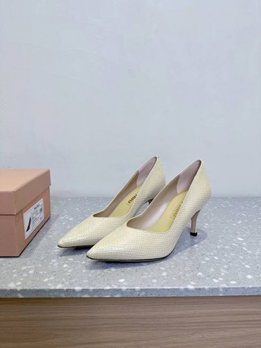 Miumiu 缪缪 25Ss春夏新款 复古 尖头高跟 单鞋 春夏清新配色 曲线优美 日常穿搭都很搭 后跟有专属标识性Logo格调 上脚尽显优雅魅力 鞋面 采用原