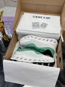 工厂p价p 跑步专业户 跑鞋 舒适度百分百 昂跑Onrunning与Loewe罗意威的联名全新开后On 穿上它去来一场高级审美的Citywalk吧Cloudti