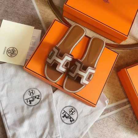 出厂 小红书同步最新配色爱马仕爆款火热上线，做工升级版，高品质！ 1:面料：帆布牛皮拼接 2:里料：羊皮里 3踮脚材料：羊皮里 4跟高:1.5Cm 5码数：35 - 点击图像关闭