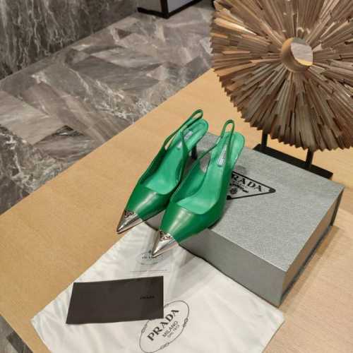 顶级包装配套最高版本 PRADA 普拉达新品， 顶级版本 实力来袭！ 原版鞋头扁尖形状楦条+加长金属三角铁头+二代小形皮包扣 是不是高端货对比细节便知分晓。 凉