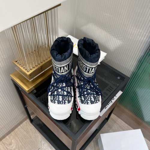 DIOR迪奥 D家秋冬新品 专柜最新走秀款雪地靴鞋系列 秋冬最新王炸款 雪地靴 胖墩墩的 好看可爱到爆炸 →_→来自 DiorAlps 限定系列，别具一格。闪亮