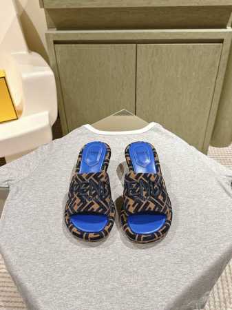 330 225 Fendi 芬迪走秀主推系列，新品上线，芬具桌脚设计灵感改创于今年秀场的主推系列鞋履 当季新品拖鞋，众所周知，鞋子永远设计为高级感满满的，高端大 - 点击图像关闭
