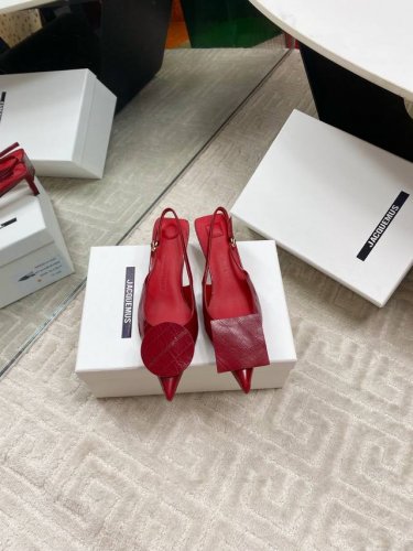 出厂皮面 ，布面390 Jacquemus 早春新款俏皮可爱时尚好看鸳鸯扣装饰很有少女感，整体日常穿搭非常洋气就对了 对版羊皮面料，羊皮内里 意大利进口真皮大底