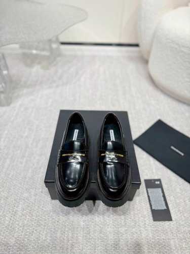 Alexander Wang 压力山大王新款厚底增高四季鞋. 长腿神器的腿精必备. 鞋面原版定制开模镀金logo字母搭配进口开皮珠小牛皮超有质感. 超级吸人眼球