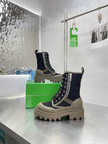 Bottega V 最新马丁靴 情侣款系列 男款10 橄榄色配黑 男女款 延续品牌标志性的夸张重底设计 开启新一轮的爆款 原版开发 版型到位 鞋头圆润饱满 以偏
