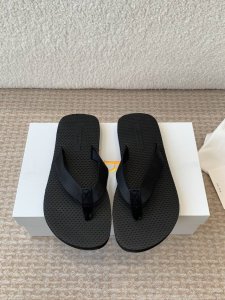 薄底 厚底 莞产The Row Dune 25Ss 人字拖鞋 The Row 2025早春系列展示了舒适自在的简约感穿搭 新款 Dune人字拖凉鞋，夹脚采用罗缎