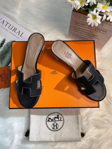 光面皮系列全新改版 HermèS 包装升级，版型做工材料升级。 Hermes市场最高版本纯手工鞋 顶级产品爱马仕拖鞋 经典之最，真正的手工鞋，连针线走线数量都和