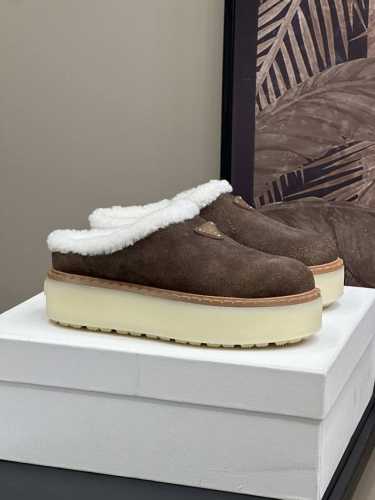 顶级版本 prada fw24 new arrival～ p家24秋冬厚底毛毛拖鞋新品， 简单的三角标点缀，很时髦又增高！ 舒适m在线呀 丝光反绒牛皮鞋面，皮毛