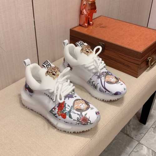新款: 厂价: 范思哲versace* 最新爆款休闲鞋，顶端品牌奢侈～代购，顶级～质量。鞋面選用进口透气牛皮搭配材质透气羊皮垫脚 精细做工。原版个性时尚柔软橡膠
