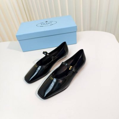 原版开发代购级 Prada 普拉达 25Ss 春夏新款 平跟方头玛丽珍单鞋 简单的设计大概就是它最让人喜欢的点 不是烂大街的那种 很有自己的品牌个性 面料：进口