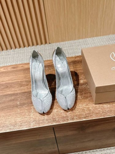 克里斯提 鲁布托联名马吉拉分趾高跟单鞋 Maison Margiela 与 Christian Louboutin 推出首个联名鞋履系列 全新合作以两种互相交融