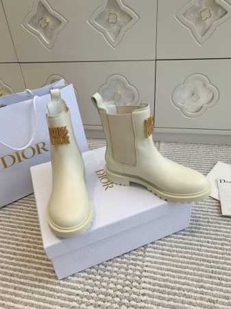 Dior 迪奥fw新款miss dior 切尔西短靴 顶级品质 最新五金扣饰，彰显高端品牌魅力 ，经久不衰的马靴造型，采用柔软的牛皮革制作，打造休闲又不失优雅的 - 点击图像关闭