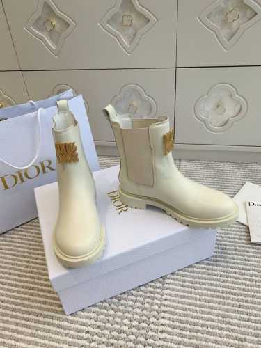 Dior 迪奥fw新款miss dior 切尔西短靴 顶级品质 最新五金扣饰，彰显高端品牌魅力 ，经久不衰的马靴造型，采用柔软的牛皮革制作，打造休闲又不失优雅的