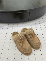 一口价 秋冬新品， ★面料： 皮毛一体 内里：羊毛 鞋底：发泡大底 优雅风格 创造不一样的感觉 跟高：. cm 简约气质款式！ 市场顶级 show bdetai