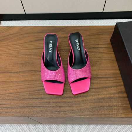 versace 金属跟拖鞋。很浓郁的意式风格。鞋面真丝烫钻，羊皮内里及垫脚。真皮大底。码数：35-41 40、41定制不退换 批： - 点击图像关闭