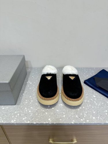 半拖 PRADA 普拉达 24ss秋冬新款 厚底休闲 羊毛 乐福鞋 这款运动鞋延续经久不衰的轮廓，是新款经典单品 采用麂皮 精心制作， 提升格调 款式轻盈，搭配