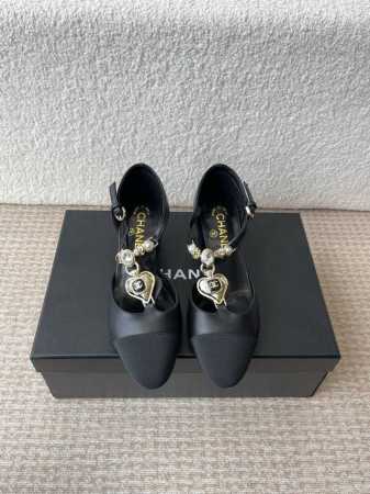 Chanel小香 25Ss 早春新款 粗跟玛丽珍单鞋，复古法式优雅感，高级感十足 香奶奶菱格中空玛丽珍凉鞋，最近很火的一双凉鞋！露脚设计直接拉长腿型！很显白的神 - 点击图像关闭