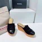 高品质出厂 ！顶级品质CHANEL香奈儿25春夏新品双c字母刺绣菱格鞋面坡跟厚底水台拖鞋！香奶奶家一贯的优雅名媛气质高级感十足！上脚非常nice～不管光脚穿或搭