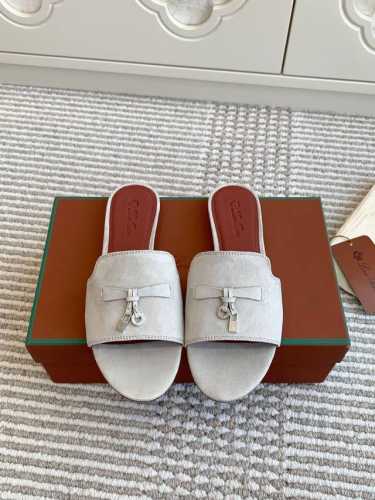 平底 粗跟 代购级 Loro piana Summer Charms Ser LP女士凉鞋拖鞋产品详情：这款绒面羊皮革凉鞋搭配饰有Loro Piana My C