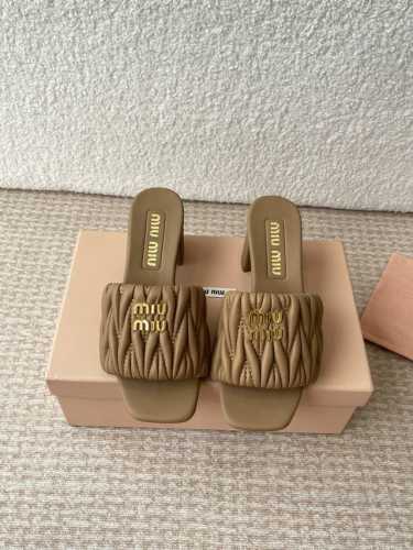 Miu Miu 25Ss 最新夏季 粗跟 褶皱 牛仔布 拖鞋 今年夏天为你们多准备几双必备拖鞋 老顾客都反应对这款需求很大 专门订制的一批为Miumiu后续新款