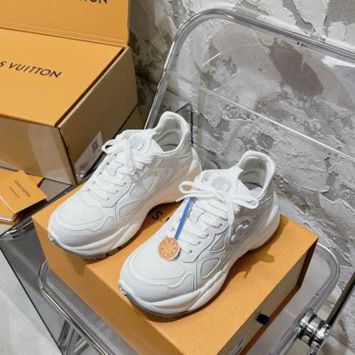 顶级代购版本 LV RUN55独家爆款摩登增高运动休闲鞋° 原版p10230购入开发做货 舒适感极佳 像踩在云朵上 鞋面选材原版进口的DK透气网格布面料+tpu