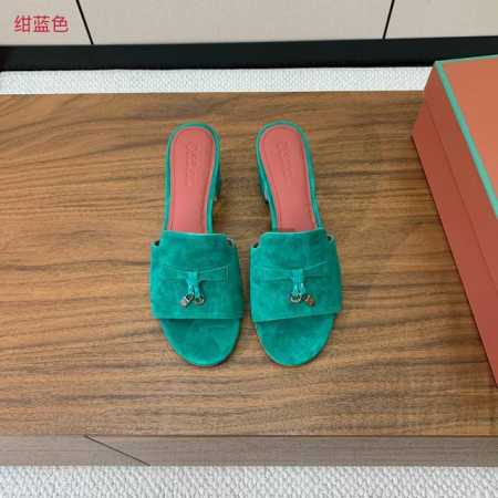 Loro piana 代购级高跟拖鞋。这款绒面拖鞋搭配饰有Loro Piana My Charms 吊坠的饰带，并饰以同色缝线。精致柔美，适合搭配都市和度假装束 - 点击图像关闭