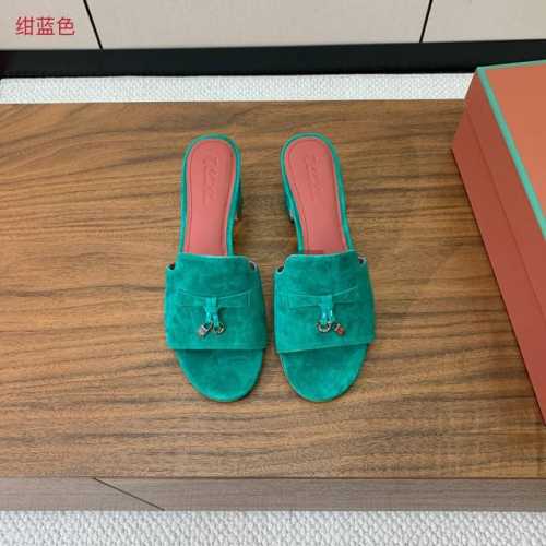 Loro piana 代购级高跟拖鞋。这款绒面拖鞋搭配饰有Loro Piana My Charms 吊坠的饰带，并饰以同色缝线。精致柔美，适合搭配都市和度假装束