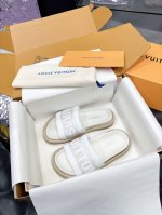 工厂p价p lv 情侣款专柜主打最新款拖鞋硬货上新 代购级别 高级感十足 国内外博主刷爆的一款 复古又时髦 上脚美炸了 官网主推款 鞋面 高定制印花布料 内里: