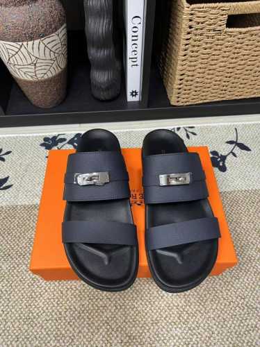 元 蓝色Hermes男士 Kazimir拖鞋-顶级品质 编织饰若和小牛皮机能凉鞋，以“H”标志性图案为灵感的交织鞋面打造休闲造型，可谓夏日良伴。 进口牛皮+牛皮