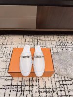 代购级 hermes 爱马仕半拖 钮钉款 Kelly 毋庸置疑是奢侈品中的翘楚 每个单品出来都是非常深入人心 虽然款式出的少 但是胜在精 胜在经典 从来不会过时