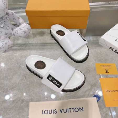 工厂P批 P250，Lv最新款，高版本 Sss最新官网同步Lv专柜1:1，上脚超好看 。超时尚百搭，明星、网红、女主们的最爱 1:面料：原版老花 2:内里：羊皮 - 点击图像关闭