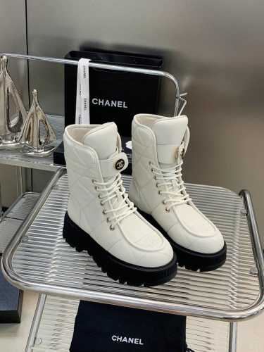 出厂价 Chanel 24b 新款 双c 秋冬马丁 厚底 香奈儿秋冬重工爆款短靴 经典电绣菱格元素和链条元素交织，细节满满！ 小红书力推款，怎么搭配都好看，时髦