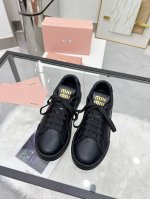 MiuMiu 缪缪 休闲小白鞋，美到心坎上啦！柔软的真皮材质，触感细腻，亲肤舒适。 独特的设计，时尚又百搭，无论是搭配牛仔裤还是裙子，都能轻松驾驭。 size：