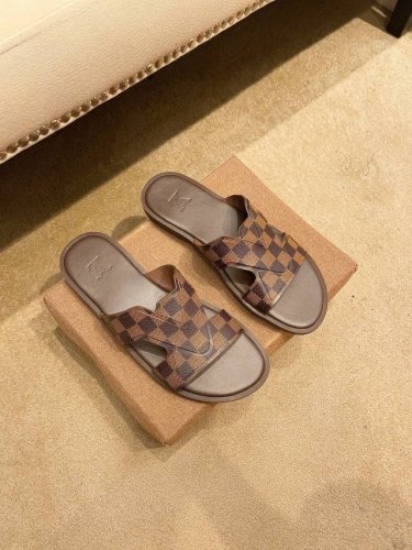 工厂P价 。 Louis V*高端精品 奢品拖鞋，高端品质，休闲阳光宽松舒适型，最高版本高品质精品，经夏季必入哦！码数38-44