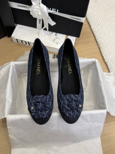 现货发售 *25 专柜 正品级 版本！！ 官方目录： 码数：35、36、37、38、39 34 40 41 需要定做跟客服 沟通 皮面10 均配有意大利正品包装