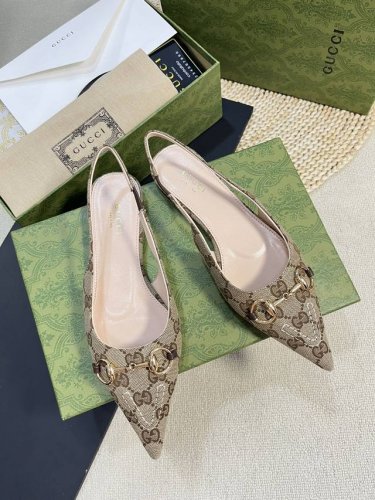 Gucci 24Ss春夏新款 G家尖头马衔扣V型系列 经典再现 简约设计高雅品质 鞋面以羊皮双G布材料匠心打造 鞋面缀饰亮眼的经典马衔扣 后带着釆用松紧带设计