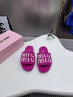 橙子出厂价 MiuMiu 缪缪 2024秋冬新款毛毛拖鞋 欧美名媛 明星 网红girl 大爱款 ，冰岛进口羊毛 单色羊毛蓬松柔软 亲肤柔软冬季必备款 富有时尚元