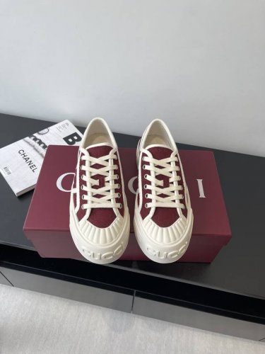 Gucci 25Ss新款Gg帆布鞋 休闲鞋 这款运动鞋 以标志性Gg帆布匠心打造 将典藏设计与现代美学巧妙糅于一体 大胆前卫的廓形配以 Gucci 印花压纹橡胶