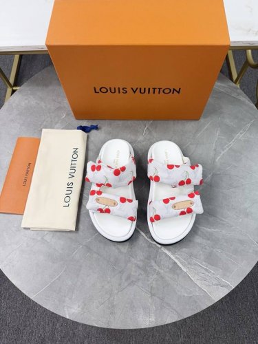 实价 Lv驴牌L家 2025爆款 浮雕Logo 压花 凉拖鞋 本款 pool pillow Comfort 平底凉拖取材科技织物 以高频压印技术重绎 Monog
