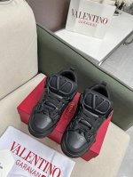 valentino 专柜同步新增色 专柜同步、霸气侧漏，新款来袭出厂价P 最高端 情侣款.女:35-41.男: 38-46 购买原版 1:1复刻. 面料:小牛皮