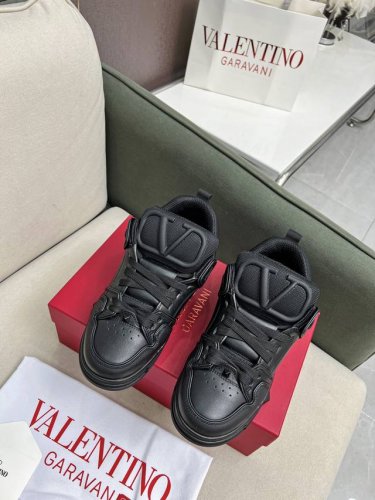 valentino 专柜同步新增色 专柜同步、霸气侧漏，新款来袭出厂价P 最高端 情侣款.女:35-41.男: 38-46 购买原版 1:1复刻. 面料:小牛皮