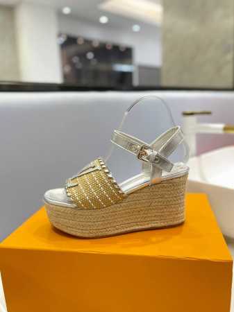 出厂 Louis *Uitton 独家新款新款发布会最新走秀款厚底凉鞋 香港原版购入一比一开模 今年的款式比去年增加了新原素 显得更为大牌 皮面款采用原版小牛皮 - 点击图像关闭