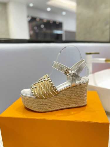 出厂 Louis *Uitton 独家新款新款发布会最新走秀款厚底凉鞋 香港原版购入一比一开模 今年的款式比去年增加了新原素 显得更为大牌 皮面款采用原版小牛皮