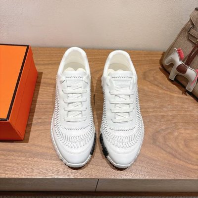 实价： Herme S Ss25 New Arrival～ 专柜大热情侣款，H家配货首选鞋履！ 是爱马仕经典款 每一季都会出很多颜色 绝对是最值得买的配货之一