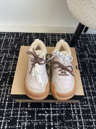 代购级 UGG.皮毛一体雪休闲鞋 看多了经典款 需要一些点缀 今年特别爱毛线编织 成为寒冬流行穿搭的主流趋势 漫长的冬日还有什么比舒适度保暖更渴求呢 Size： - 点击图像关闭