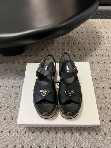 prad* 厚底罗马凉鞋 超火爆prada普拉达 最新春夏锯齿罗马编织超轻厚底 凉鞋 复古时髦前卫的轮齿 让整双鞋轻便舒适鲜艳色彩满足不同风格时髦人士的多种选择
