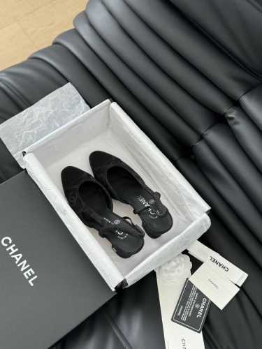 Chanel 经典Slingback后空凉鞋 前几年一直在做这个款 今年我们还是重新购版，再次精细Copy。 发现新版面的鞋面线条和形体舒适度都做了微调！ 这个
