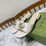 米白 Gucci 古奇 小圆头粗跟凉拖鞋，点钻双扣搭配，一贯的时尚.简约.大气.百搭 鞋面为混种羊皮，里垫为羊皮，真皮大底，原版开发五金饰扣 码数：35 40码
